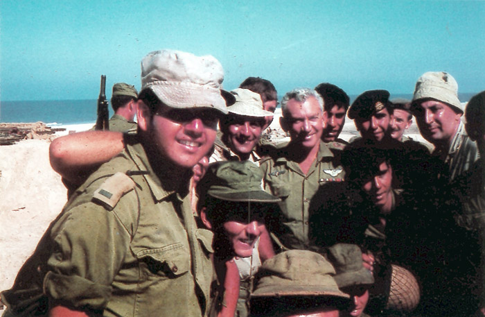 רא"ל בר-לב כשביקר את היחידה בקו התעלה